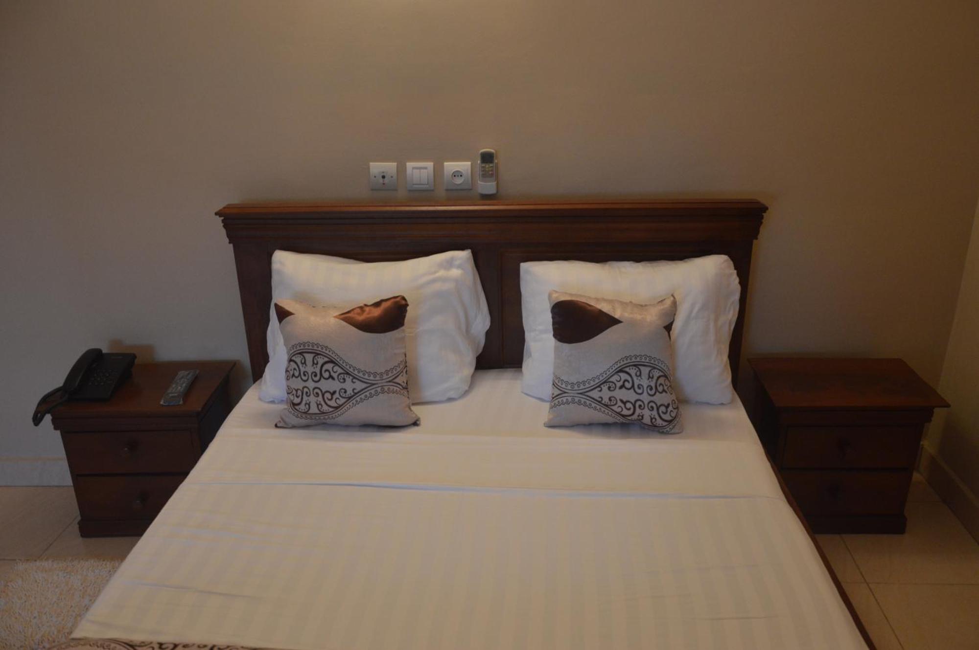 Nikita Hotel Яунде Экстерьер фото
