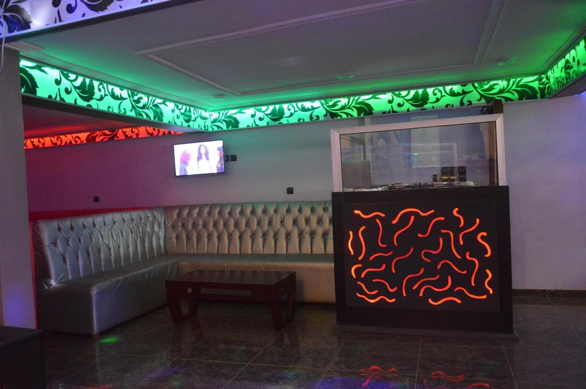Nikita Hotel Яунде Экстерьер фото